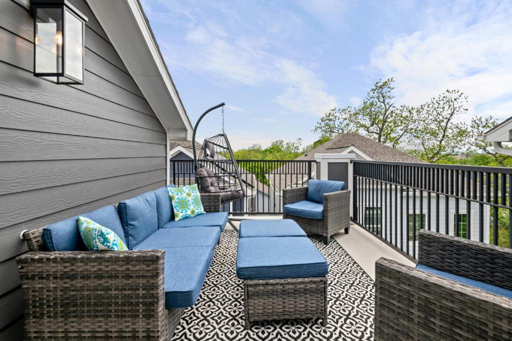 Greater East End House | Lux Living - East Downtown Rooftop with Private Chef & King Suite
