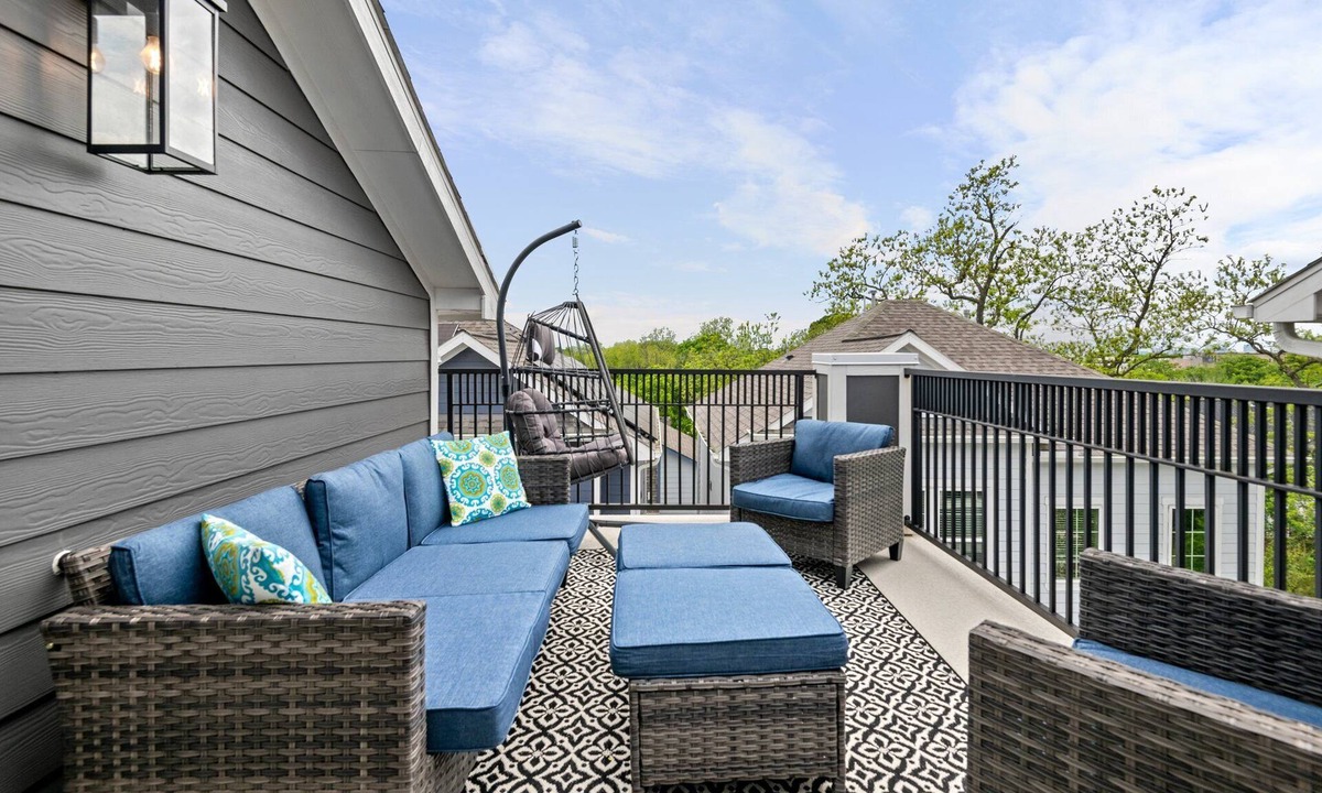 Greater East End House | Lux Living/Rooftop/Private Chef & King Suite Downtown Oasis