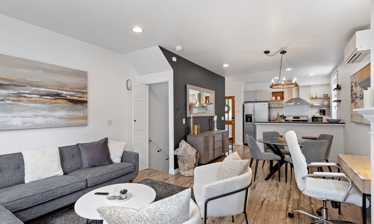 Eastlake House | Lux Modern Townhome – Parking + Pets Easy FIFA