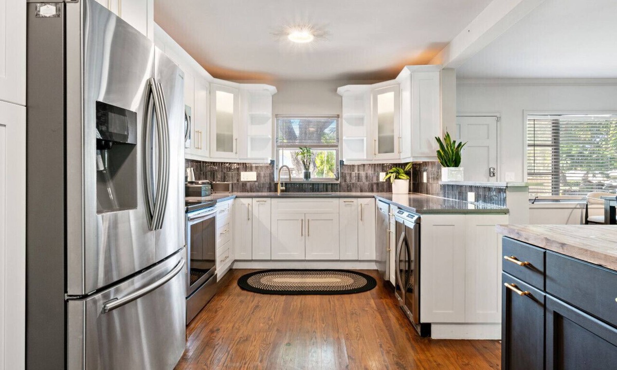 Pinewood Park House | Lux Oasis w/Heated Pool! 5min to Downtown+Beach!