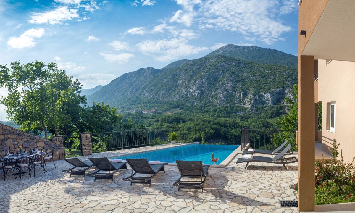 Omis Villa | Lux villa, heated infinity salt water pool, sauna, whirpool, close to the sea.