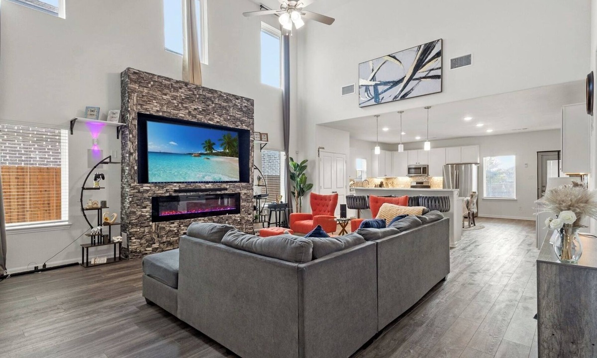 Forney House | Lux Villa Private Backyard 86” TV Theater Pong