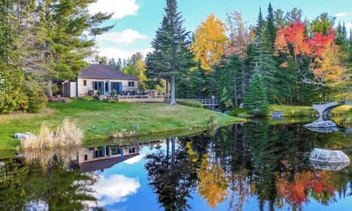 Whitefield House | Lux Waterfront Cottage at FarAway Pond