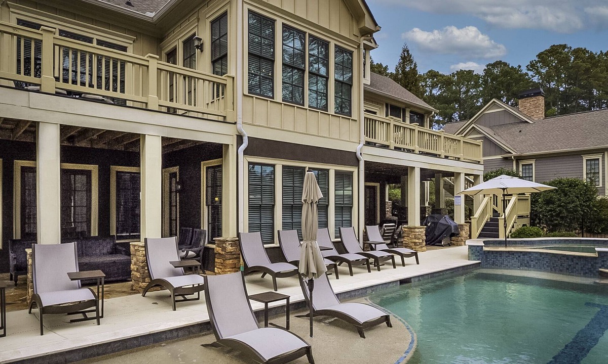 Greensboro House | Lux with heated pool, 15-person hot tub, Pool and Poker Tables, WiFi & Biz Ready