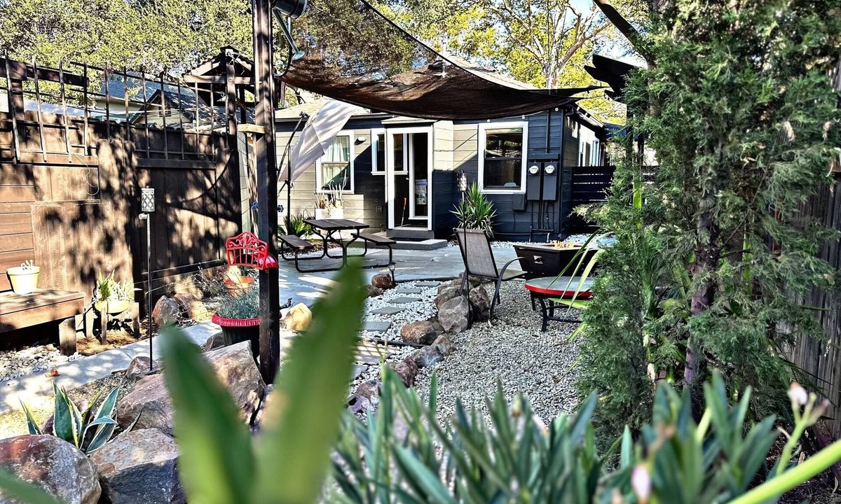 North Oak Park House | Luxe 2 Bedroom Dream Home w/Private Garage
