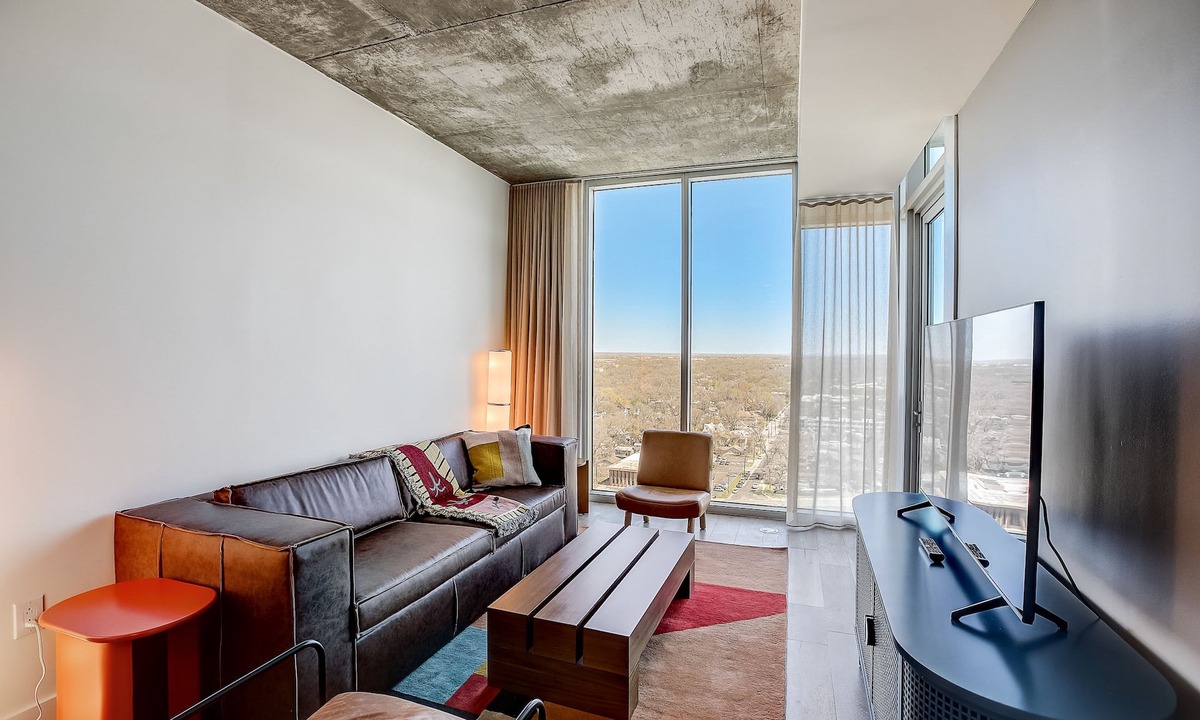Rainey Street Historic District Condo | Luxe 21st flr condo with balcony - rooftop pool and gym