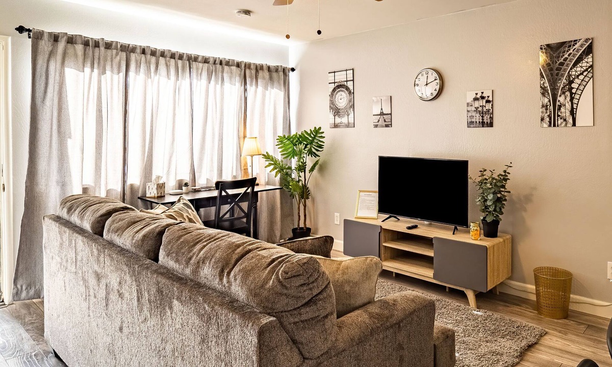 Carmichael Apartment | Luxe 2B in Sunny Carmichael/Netflix/Work Desk