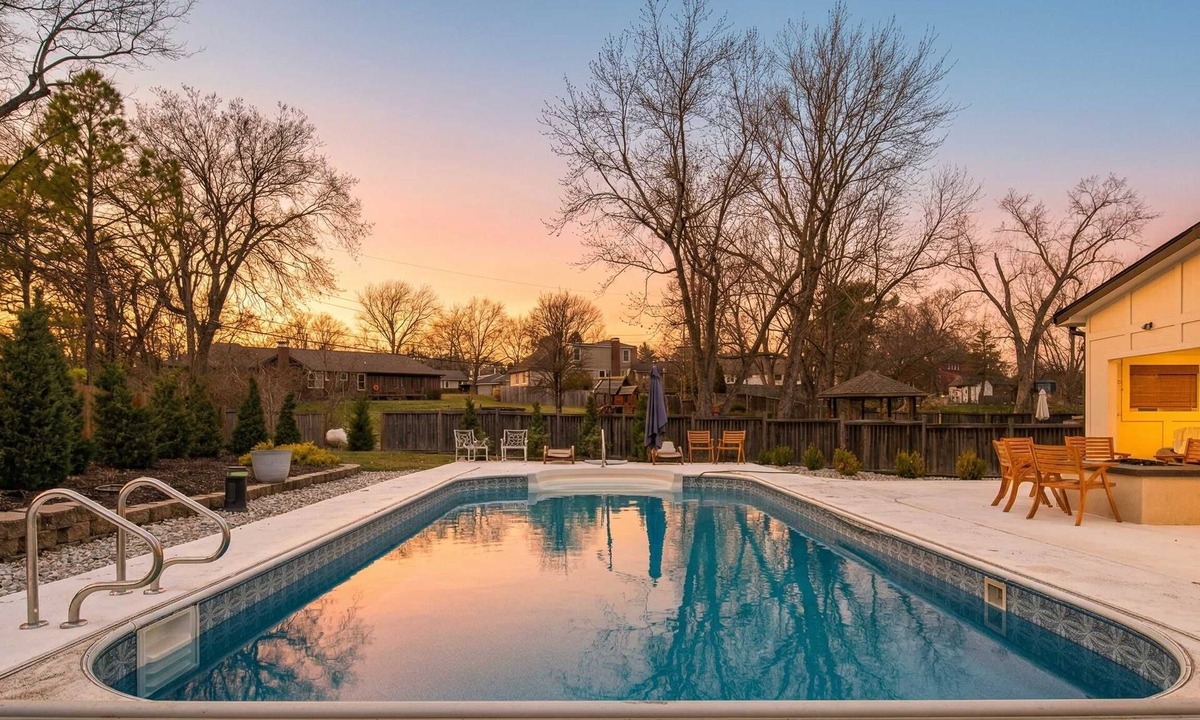 South Kansas City House | Luxe 3000sqft Heated Pool Oasis in Kansas City