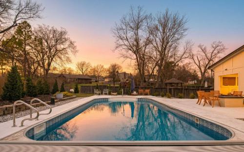 South Kansas City House | Luxe 3000sqft Heated Pool Oasis in Kansas City