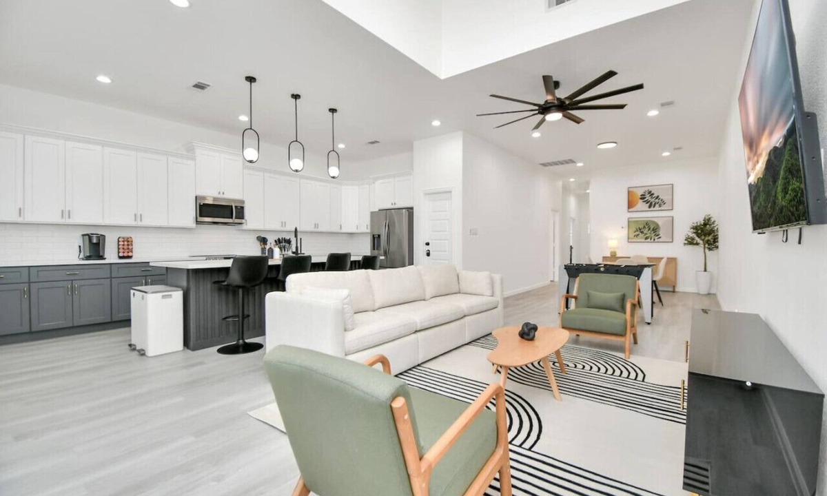 Southeast Houston House | Luxe 3BR/2BA Near Downtown Sleeps 9 Netflix Wi-Fi
