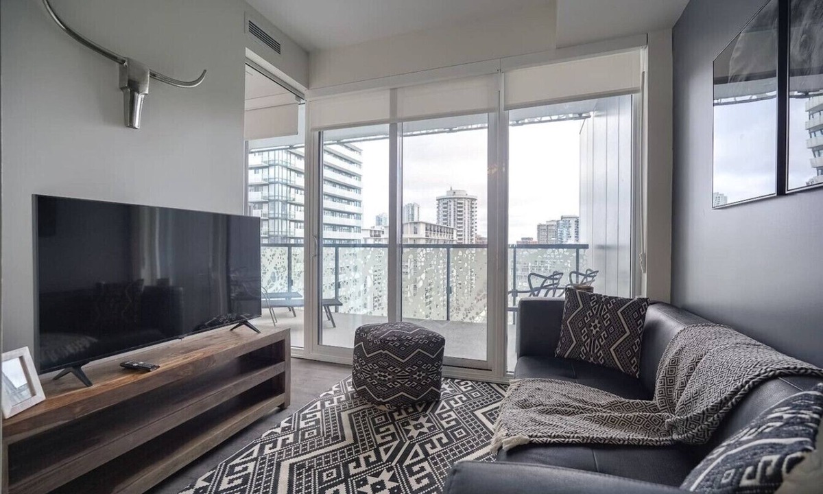 Bay Cloverhill Apartment | Luxe 3BR Apt with GYM and Pool near Allan Gardens