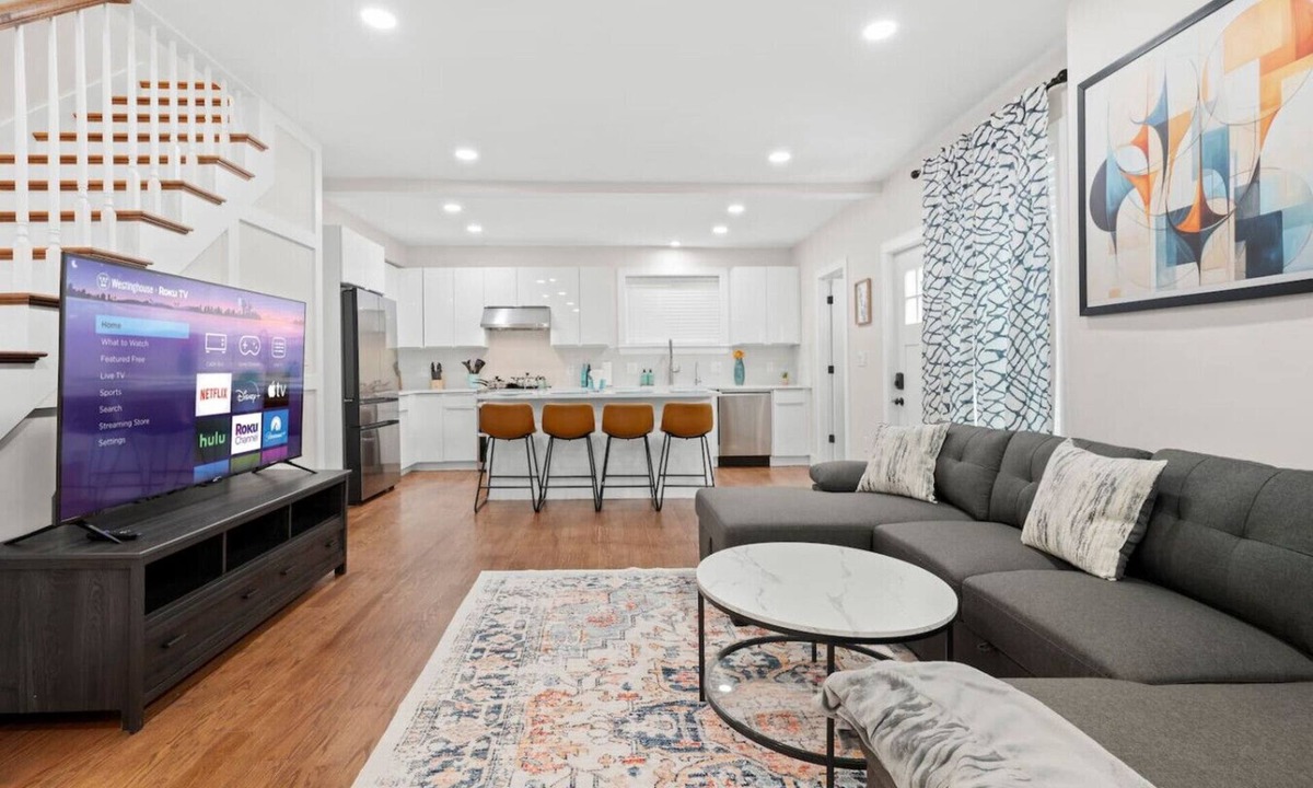 Allston Apartment | Luxe 3BR | Free Parking | Harvard/BU | ROKU TV