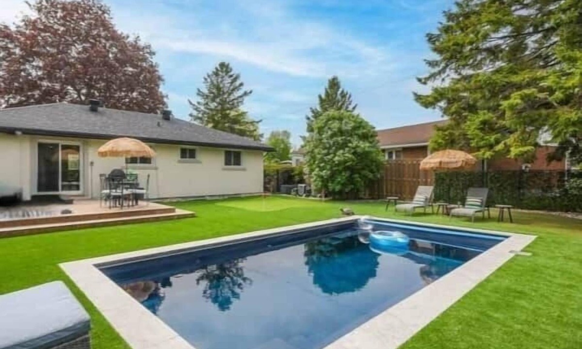 Ottawa Division House | Luxe 3BR Home With Pool, Parking And 3-Hole Green