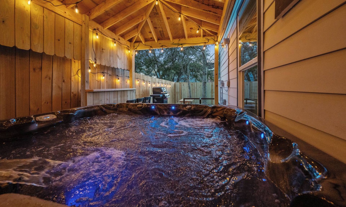 South Central Houston House | Luxe 3BR Midtown + Private Jacuzzi