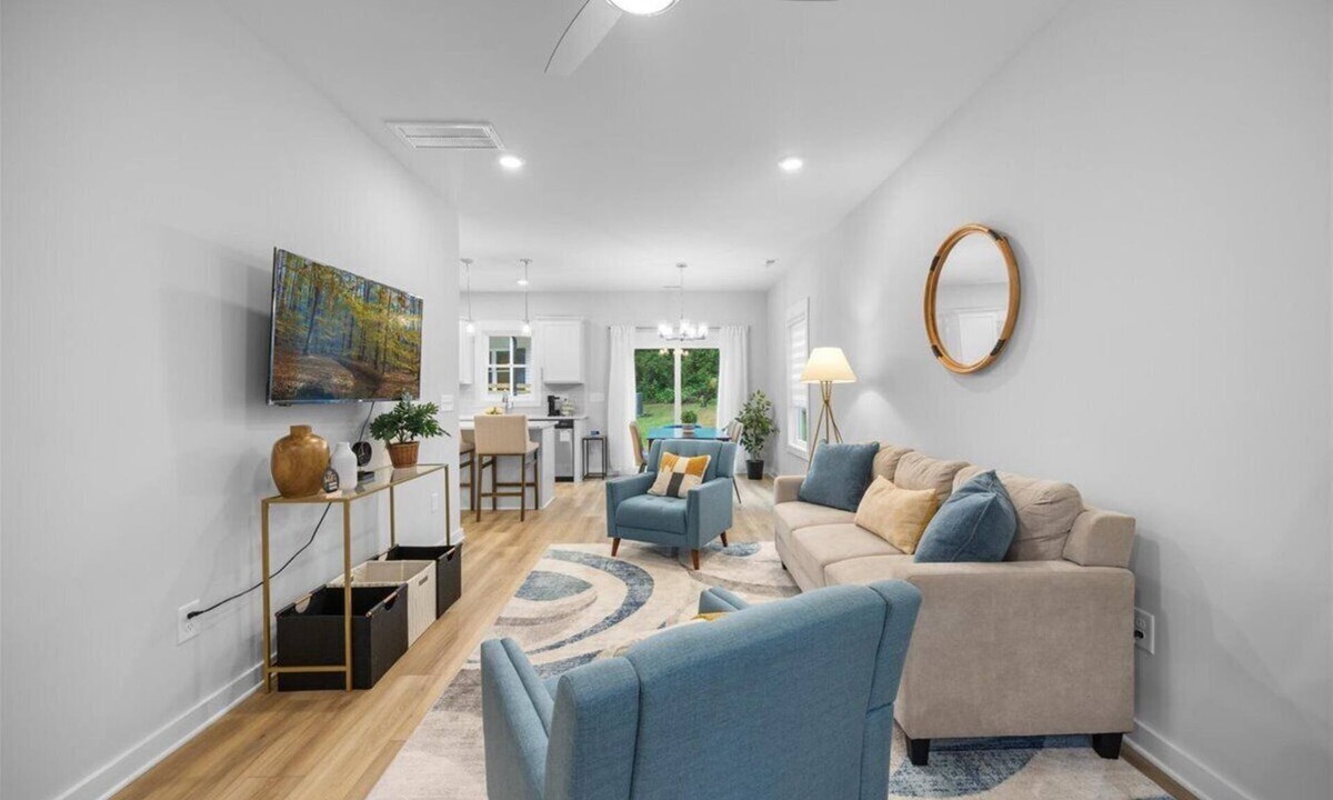 Durham House | Luxe 3BR Min to Duke, Downtown, Hospitals, NCCU & DPAC Firepit & Sleeps 6