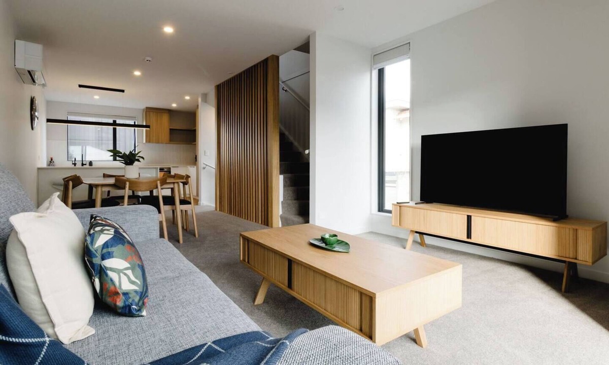 Wellington House | Luxe 3BR Townhouse | 2Bath + Private Garage in CBD