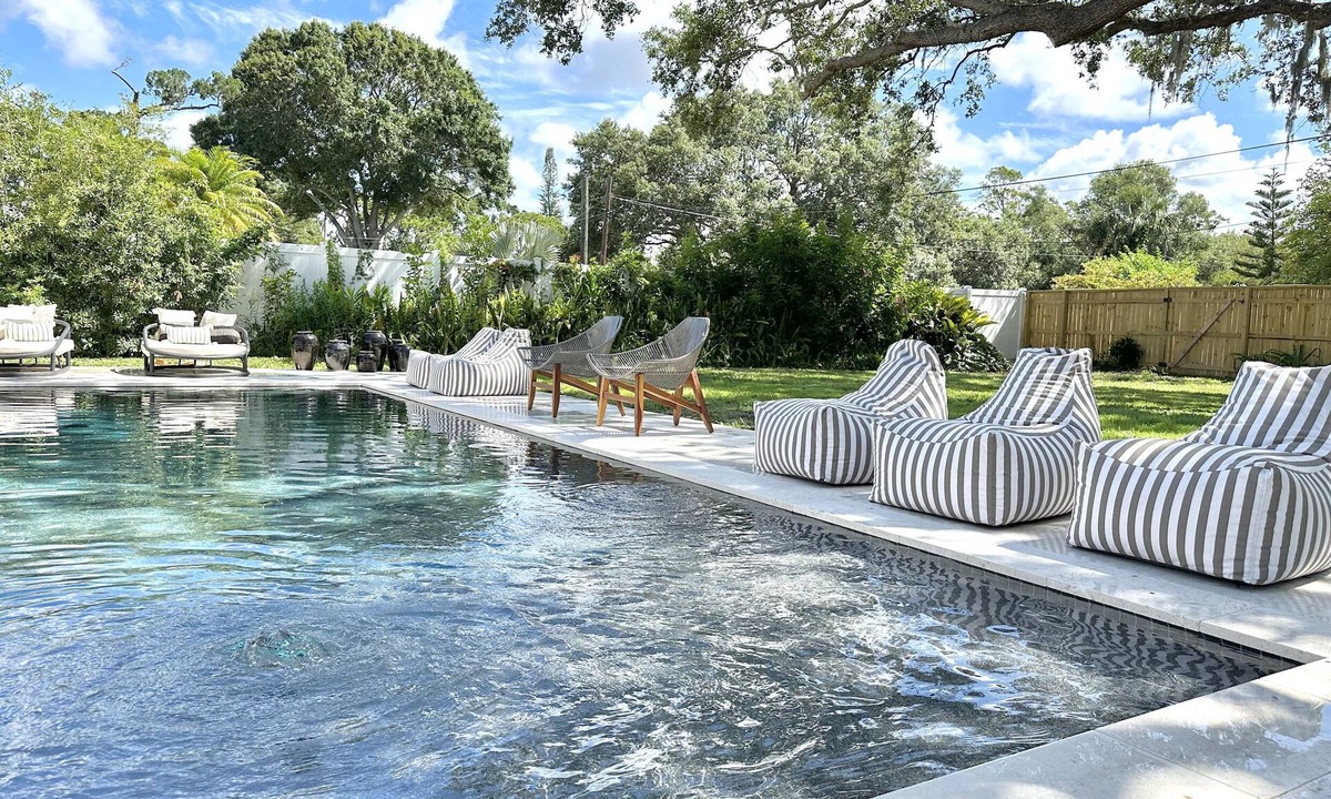 Downtown House | LUXE 4 BED SALTWATER POOL