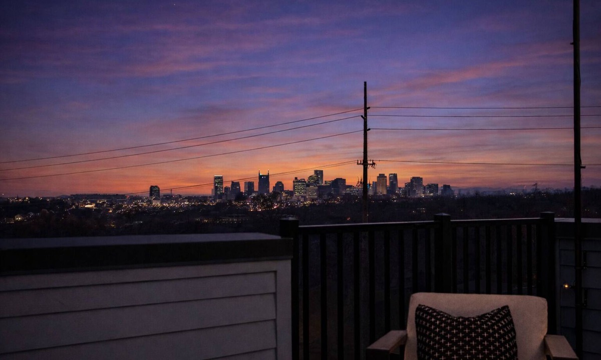 Talbot's Corner House | Luxe 4 Bedrm Private Rooftop, Downtown Views Hot Tub, Unique Entertainment Room