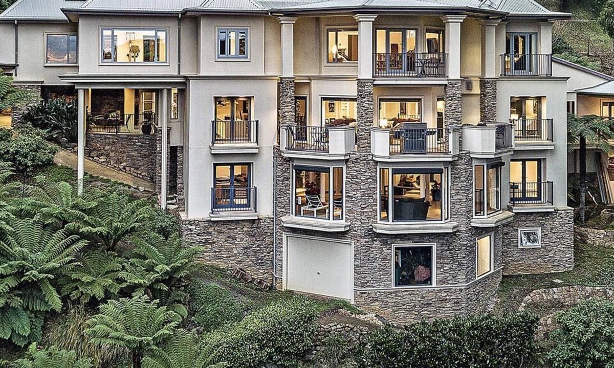 Ferny Creek House | Luxe 4 Level Mansion - Stunning Views