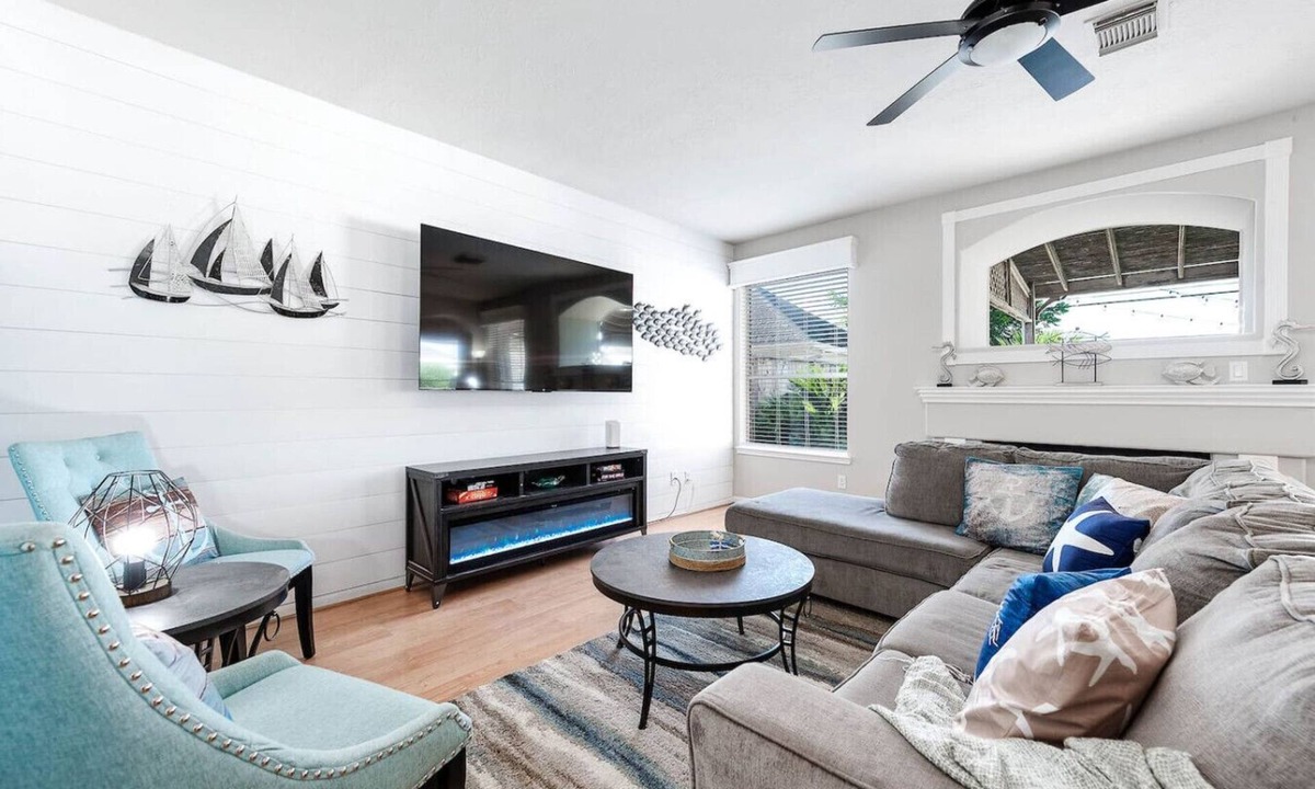Pearland House | Luxe 5BR w/Pool Fire Pit Fun BBQ Game Zone