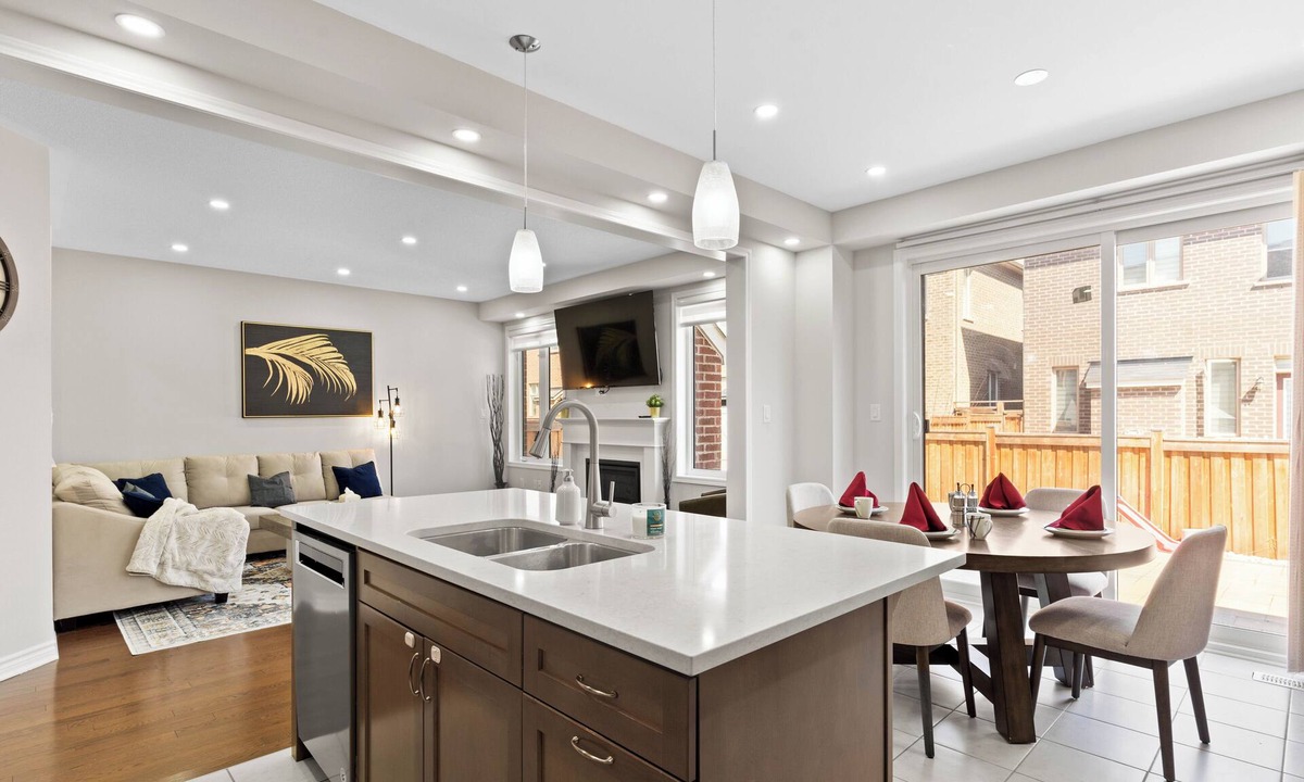 Milton House | Luxe 6 Bed Home | Lion Safari | Ping Pong | Fallsn