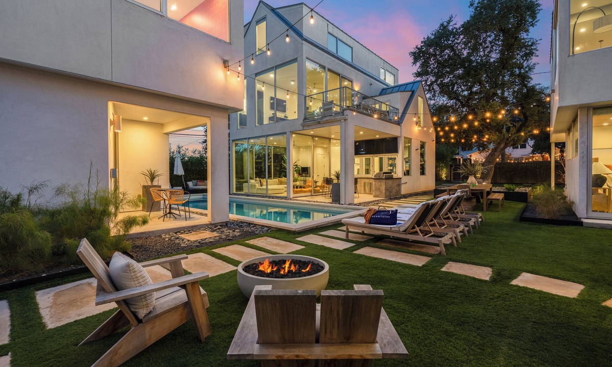 Bouldin House | Luxe 6BDR Retreat w/Putting Green + Game Room | Bouldin Collective by AvantStay