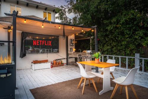 Wilshire House | Luxe 6BR Retreat with Trampoline Swing and BBQ Grill