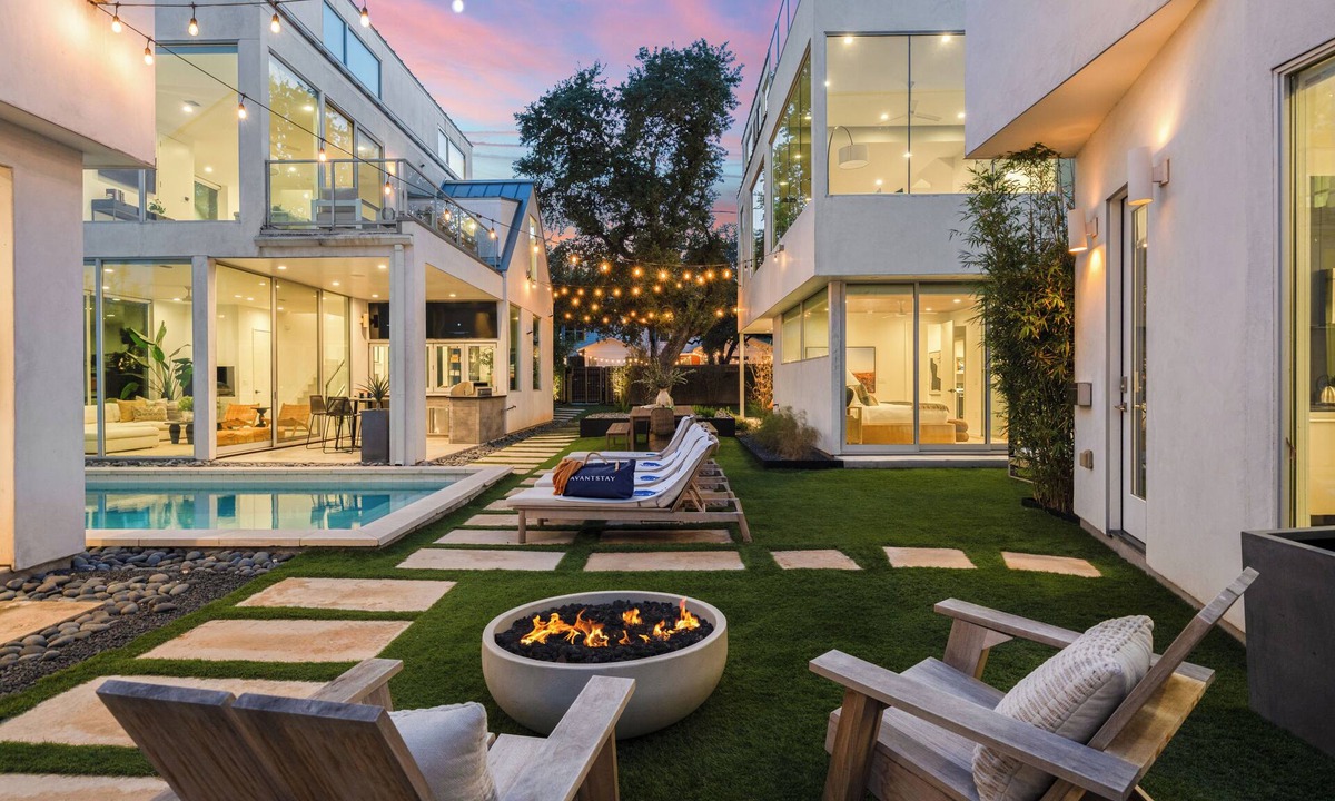 Bouldin House | Luxe 9BDR Retreat w/Putting Green + Game Room | Bouldin Collective by AvantStay