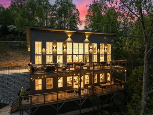 Laurel Park House | LUXE, Breathtaking Mountain Views, Hot Tub, Fire Pit, Fire Pit Table, Pool Table, 2 Living rooms, Universal EV Station