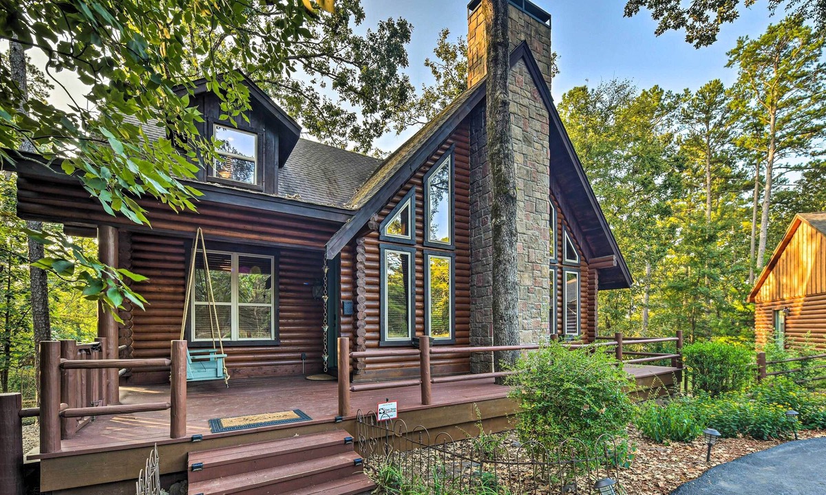 Anderson County Cabin | Luxe Cabin w/ 2 Decks; 3 Blocks to Golfing!
