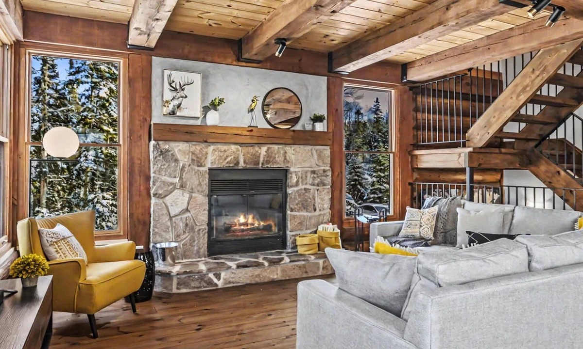 Lac Superieur Village Ski Chalet | Luxe Chalet with Hot Tub & Sauna