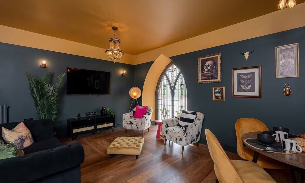 Barnard Castle Apartment | Luxe Chapel Apartment with Roll-Top Bath