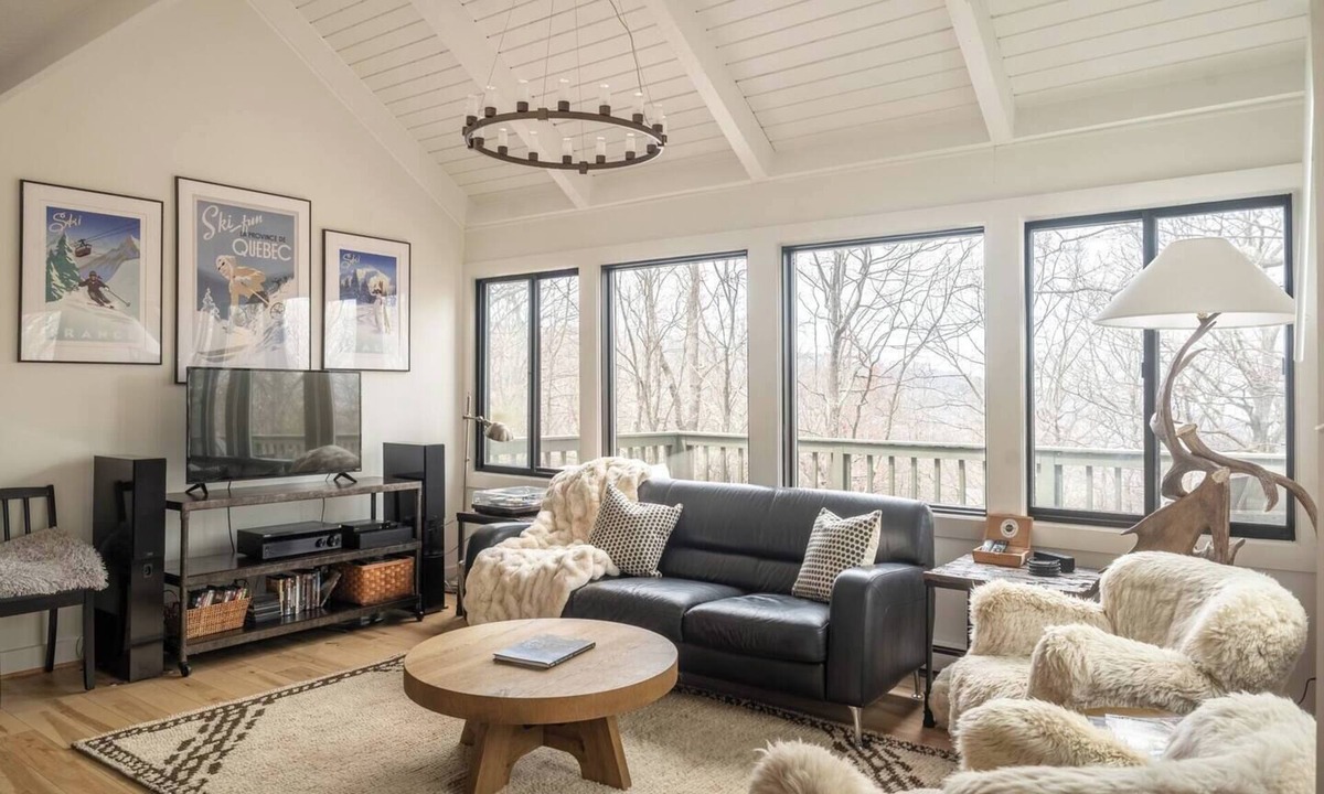 Treeloft House | Luxe Cliff House Retreat: Hike, Sip, Relax