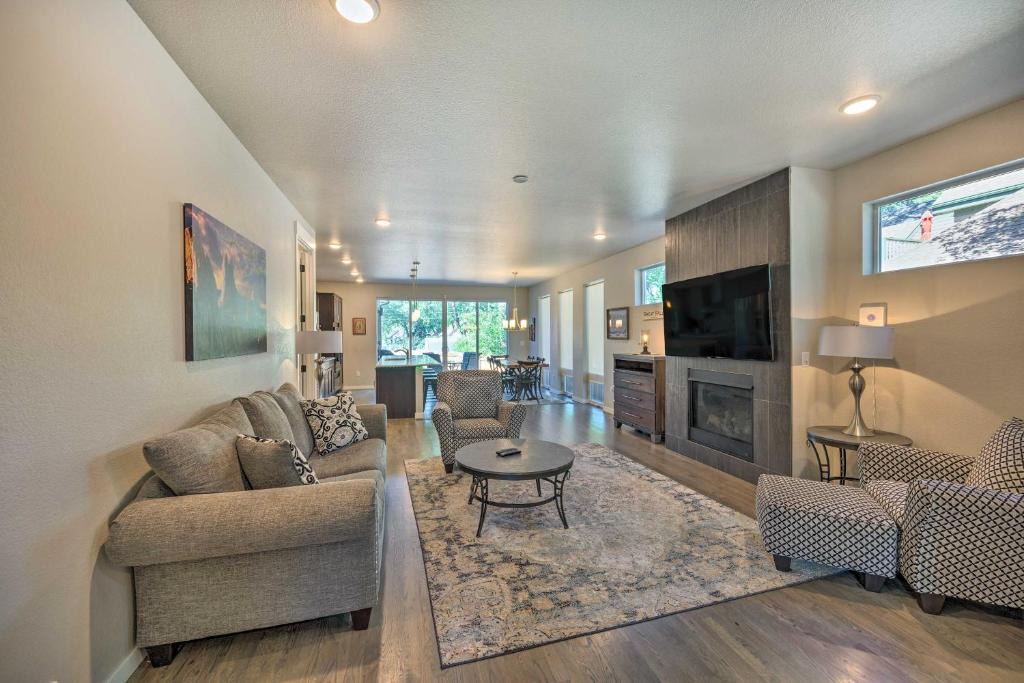 Colorado Springs House | Luxe Colorado Springs Home Fireplace, Grill!