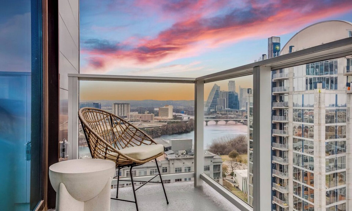Rainey Street Historic District Condo | Luxe Downtown Austin Condo | 1BR Suite | Natiivo