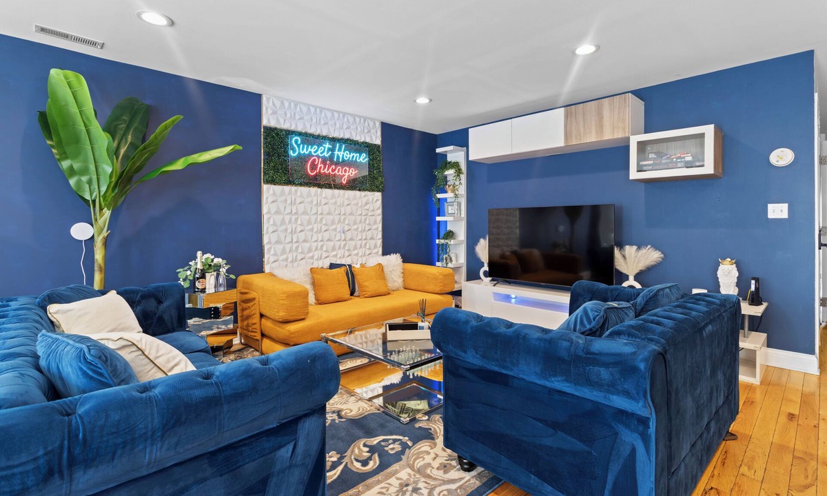 Chicago House | Luxe Duplex - Private Gym -Huge Backyard -Arcade- King Beds - Garage-EV Charger