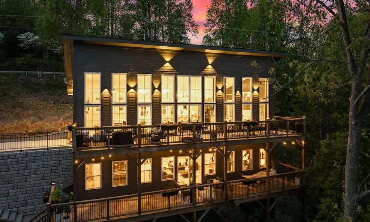 Laurel Park House | Luxe Epic Mountain Views HotTub FirePit EV Charger