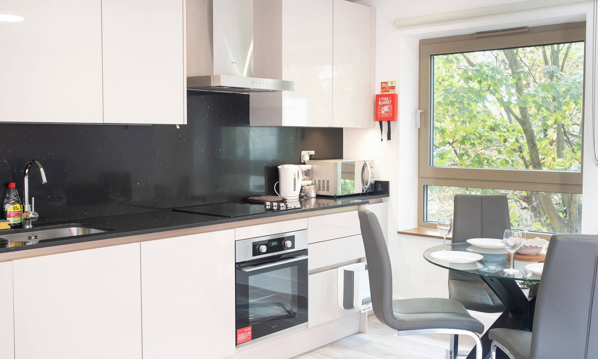 Slough Apartment | Luxe Flat 2BD|Free Parking