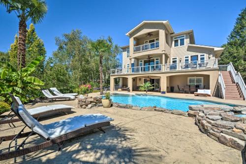 Grants Pass House | Luxe Getaway with Riverfront Views in Grants Pass!