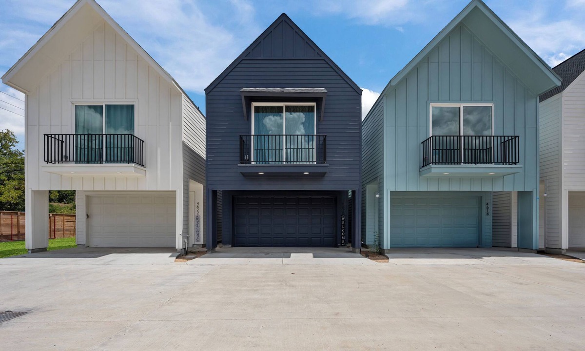 North Houston House | Luxe Heights 3BR Escape in Prime Location With Garage Access