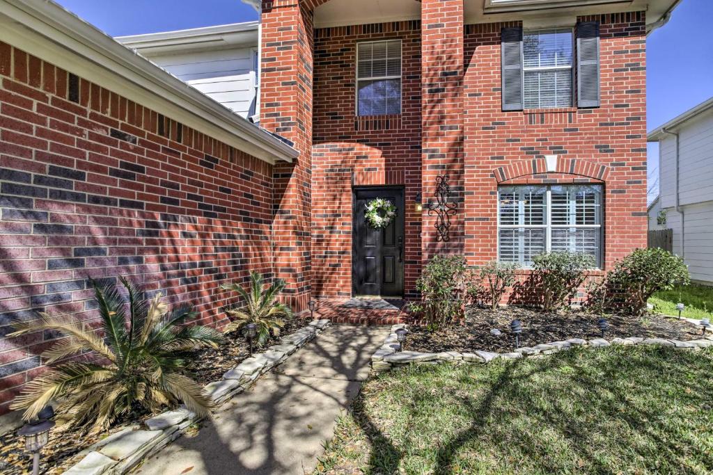 Cypress House | Luxe Home 30 Miles to Houston w/Pool & Grill