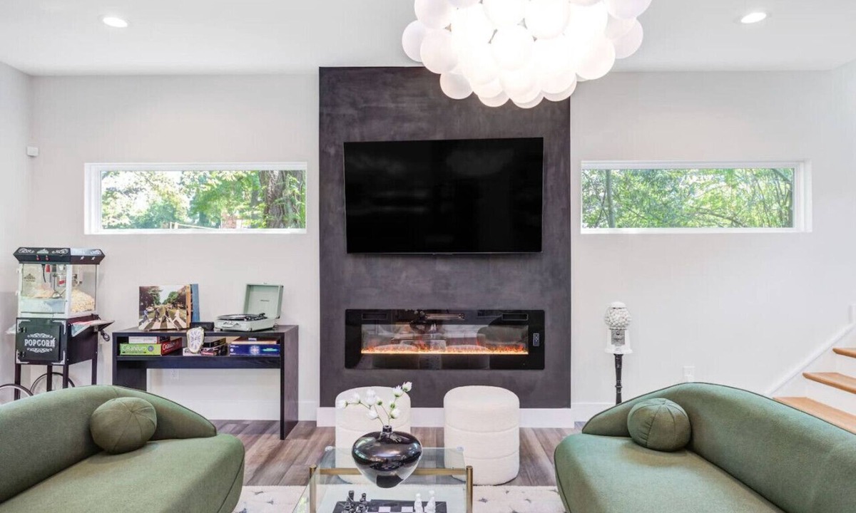 Durham House | Luxe Home 4 Min to Duke, DPAC, Durham Dntwn-King Bed, Pool, Firepit, BBQ, Pet OK