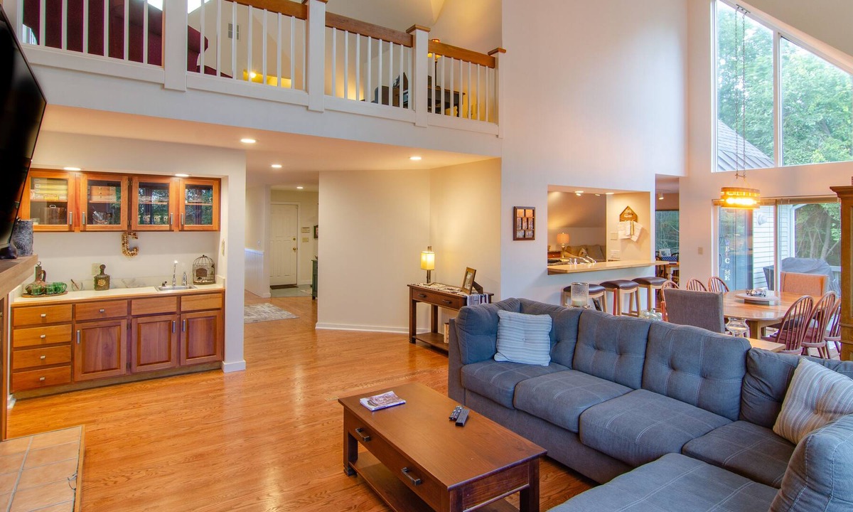 Quechee House | Luxe home on Quechee Club golf course - chef’s kitchen, central AC & pool table