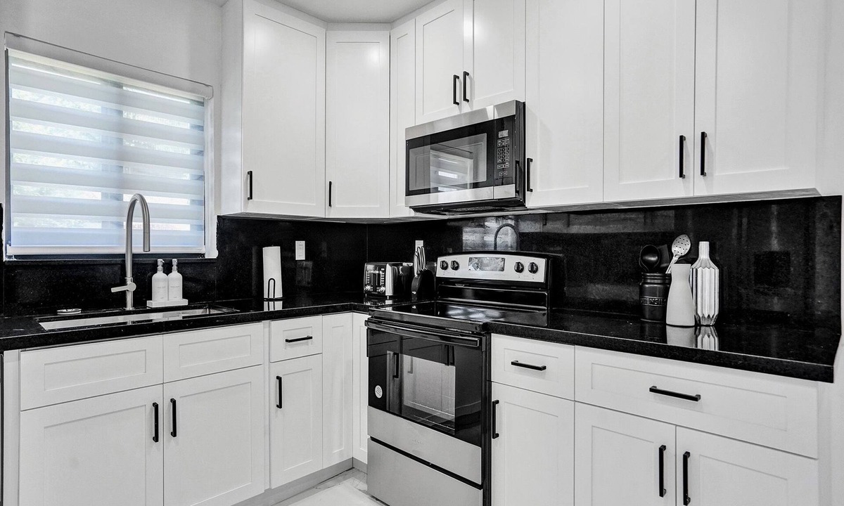 Liberty City House | LUXE Home w/Jacuzzi/Golf