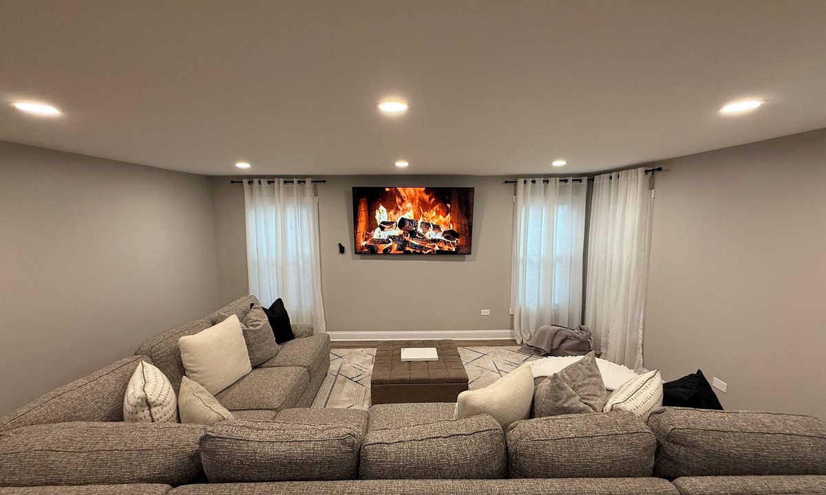 Bolingbrook House | Luxe Home with Michelin Star Kitchen & King Beds
