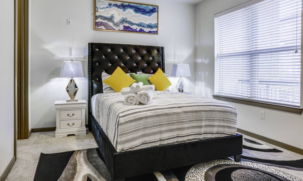 North Dallas Apartment | LUXE & HUGE Comfortable for Long Stays