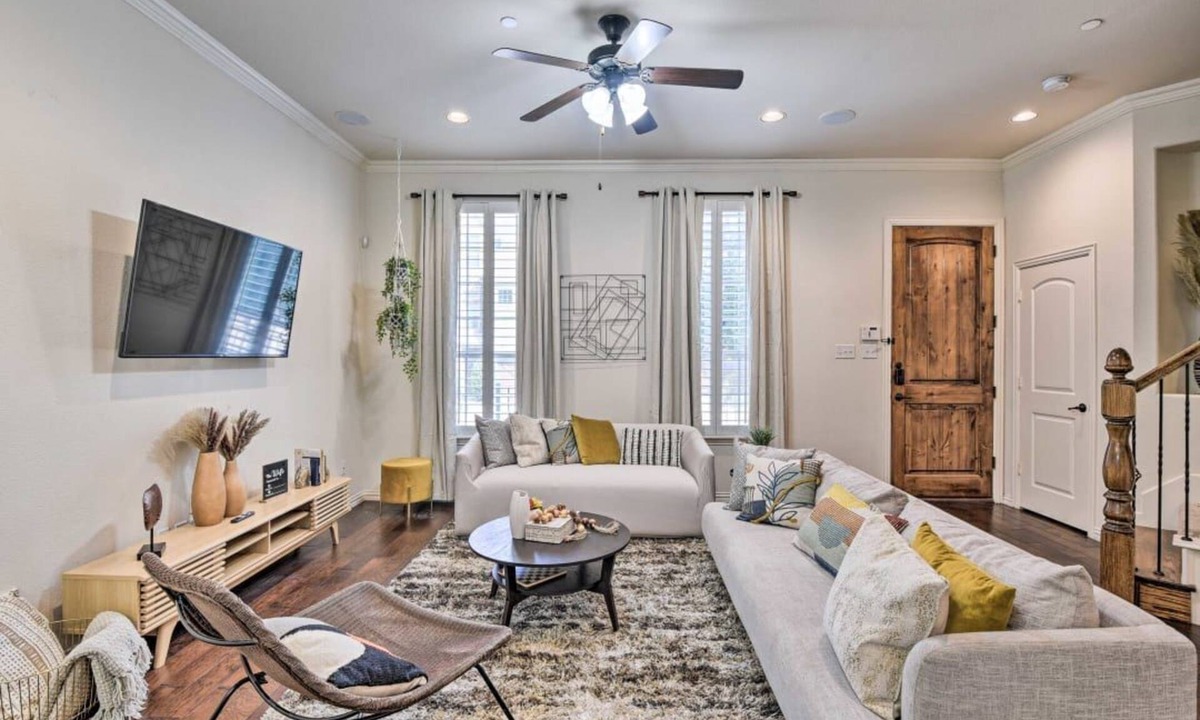 Las Colinas House | Luxe Irving Townhome 15 Mi to Downtown Dallas