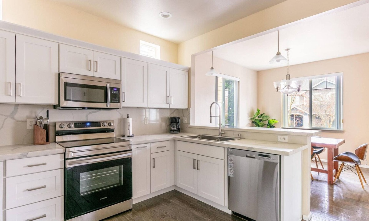 Issaquah Highlands House | Luxe Issaquah 4BR w/Workspace & Backyard, nr Dining, by Blueground