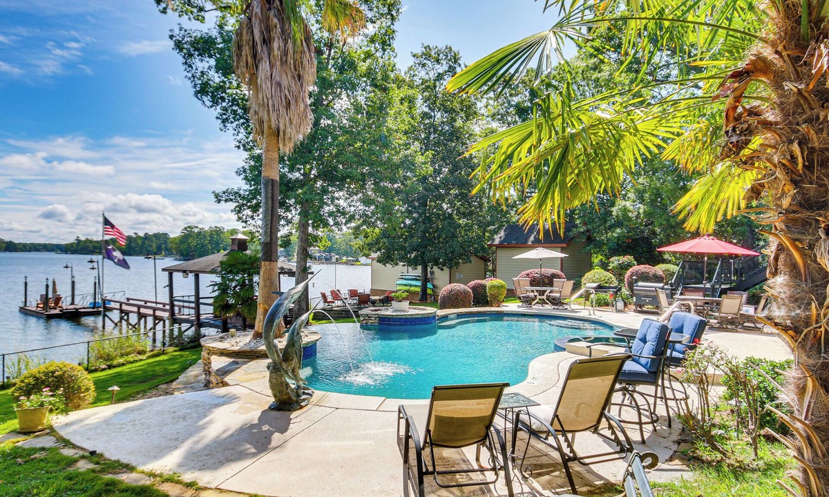 Chapin Apartment | Luxe Lakefront Apartment w/Shared Pool & Dock!