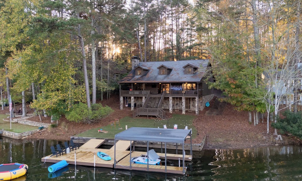 Waleska House | Luxe Lakefront Home|Fire Pit|Hot Tub|Pool Table